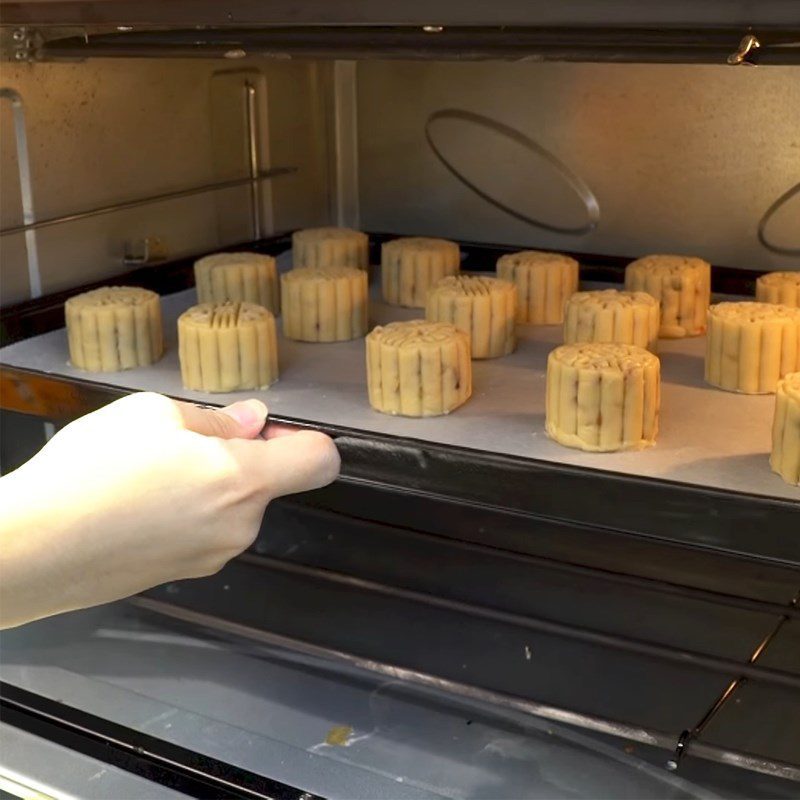 Step 5 Pressing the mold and baking the vegetarian mixed nut mooncake