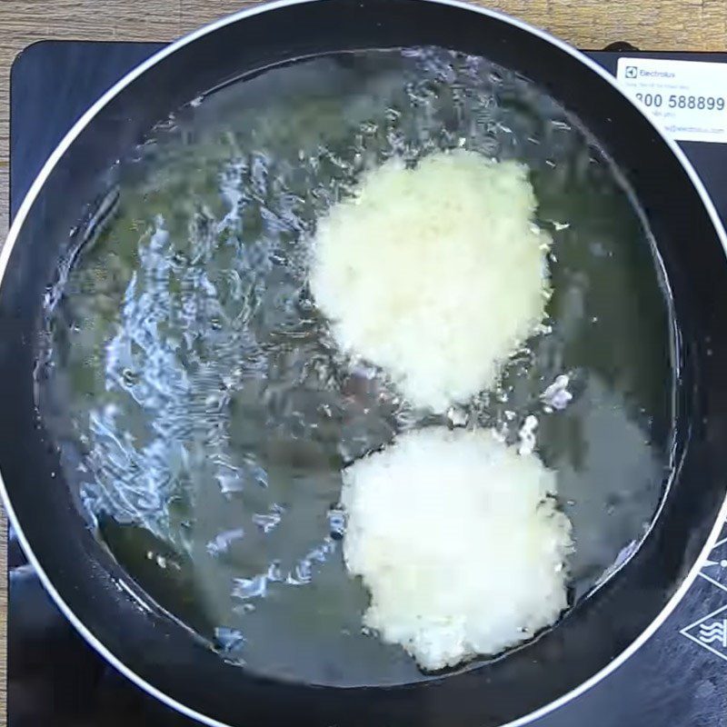 Step 2 Press and fry sticky rice Fried sticky rice with pork floss and scallion oil