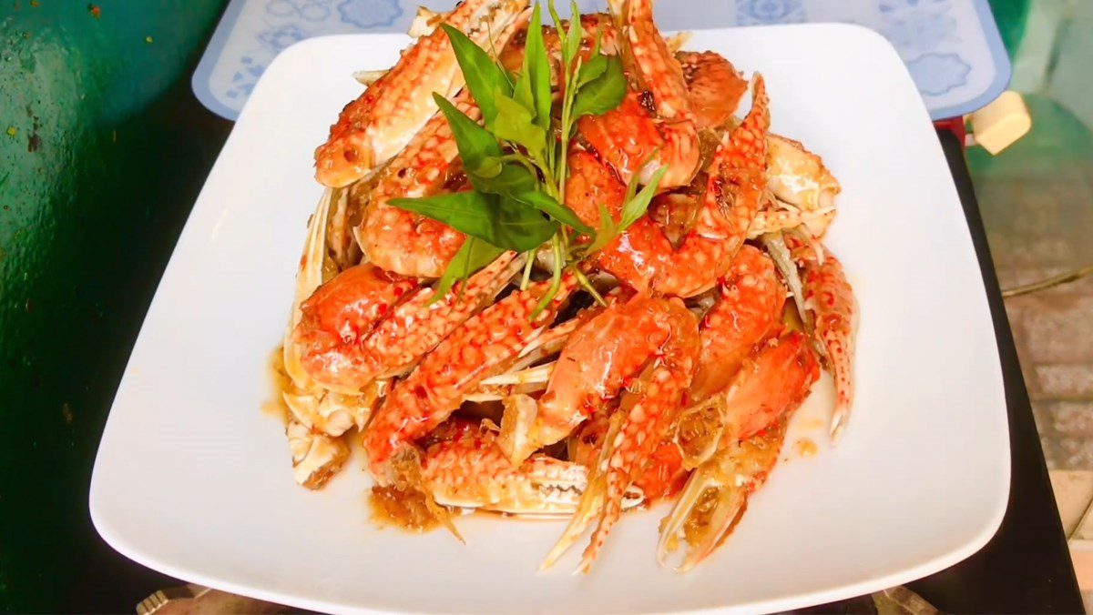 Stir-fried crabs with garlic butter