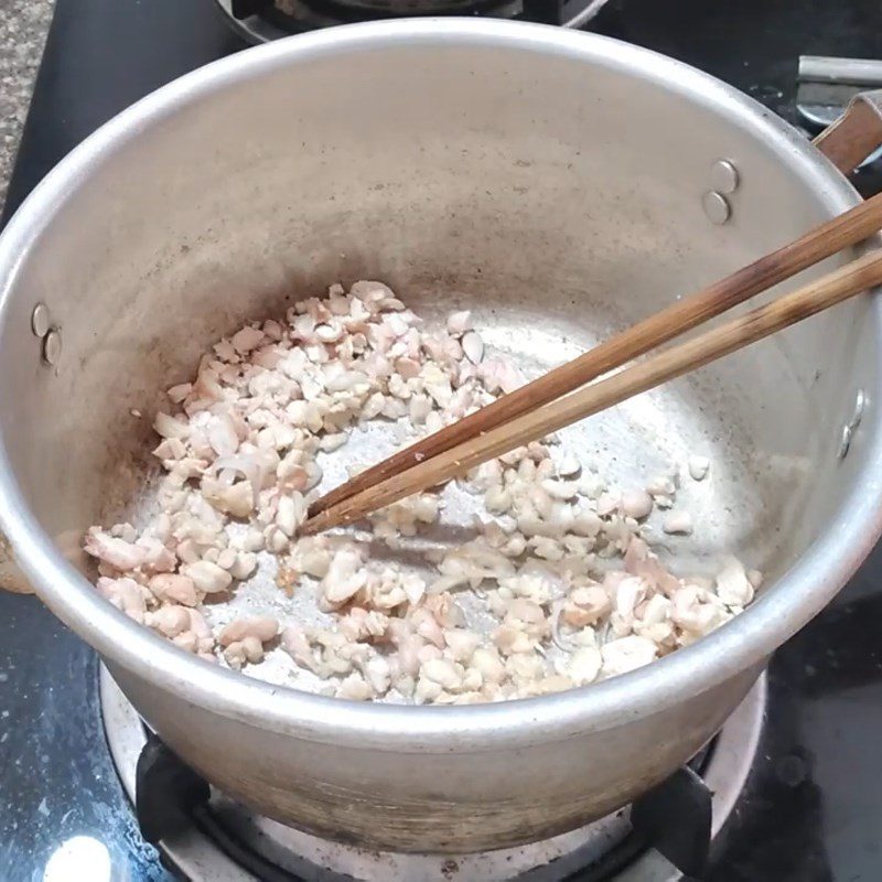 Step 2 Pound and stir-fry peanuts for melon and peanut soup