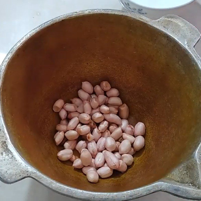 Step 2 Pound and stir-fry peanuts for melon and peanut soup