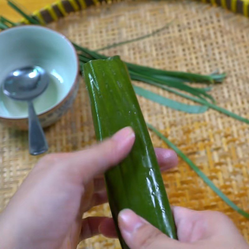 Step 4 Wrapping the cake Filter cake in banana leaf