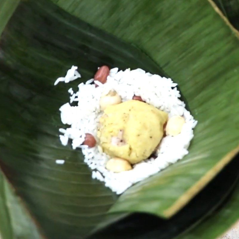 Step 8 Wrap the salted egg cake with mixed salty filling