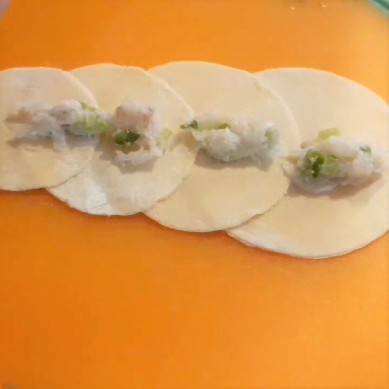 Step 5 Wrapping the shrimp rose dumplings