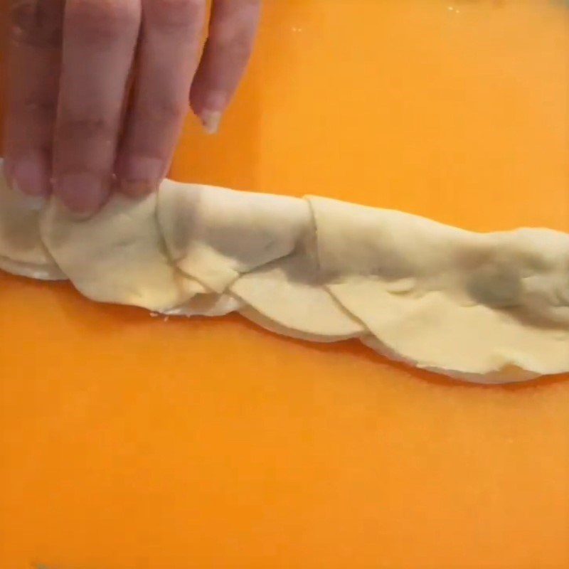 Step 5 Wrapping the shrimp rose dumplings