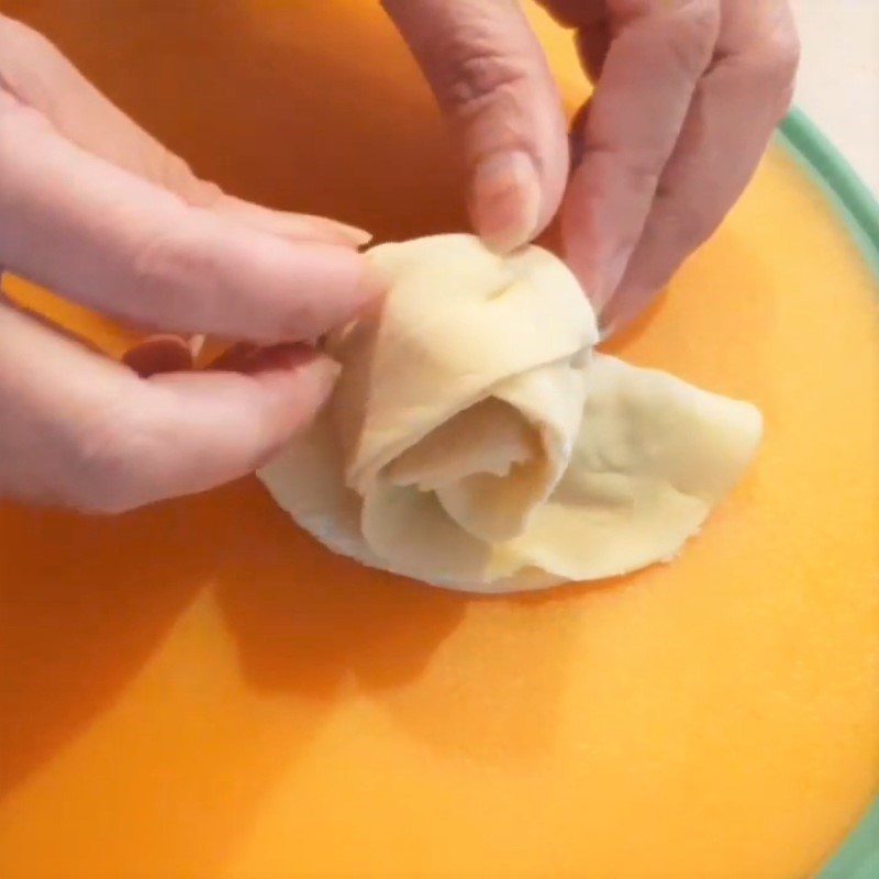 Step 5 Wrapping the shrimp rose dumplings