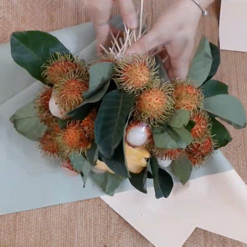 Step 4 Flower wrapping Bunch of rambutan, fragrant