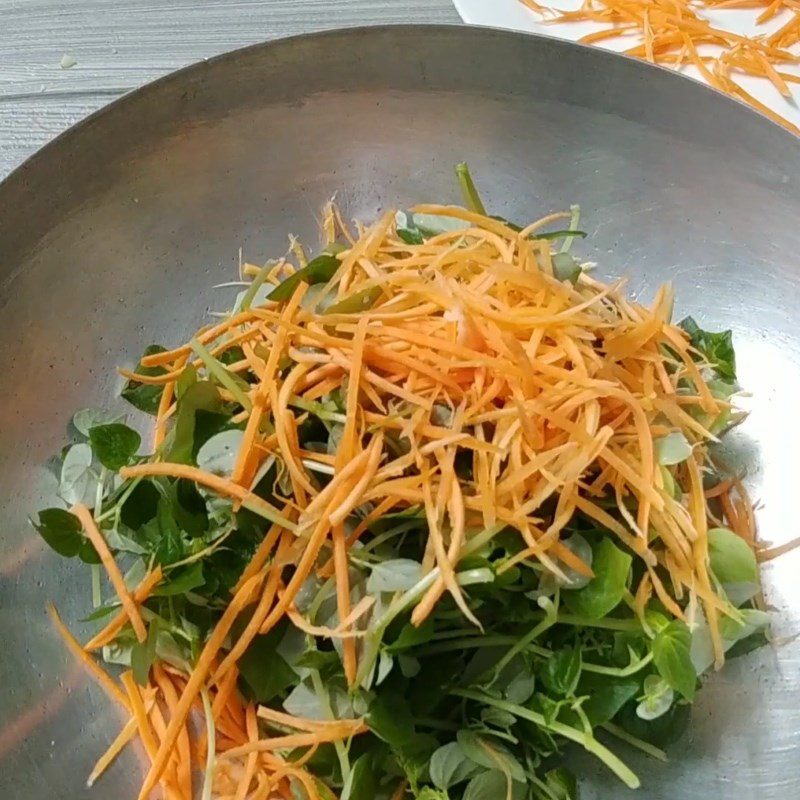 Step 4 Mixing the salad for the pork ear and water spinach salad