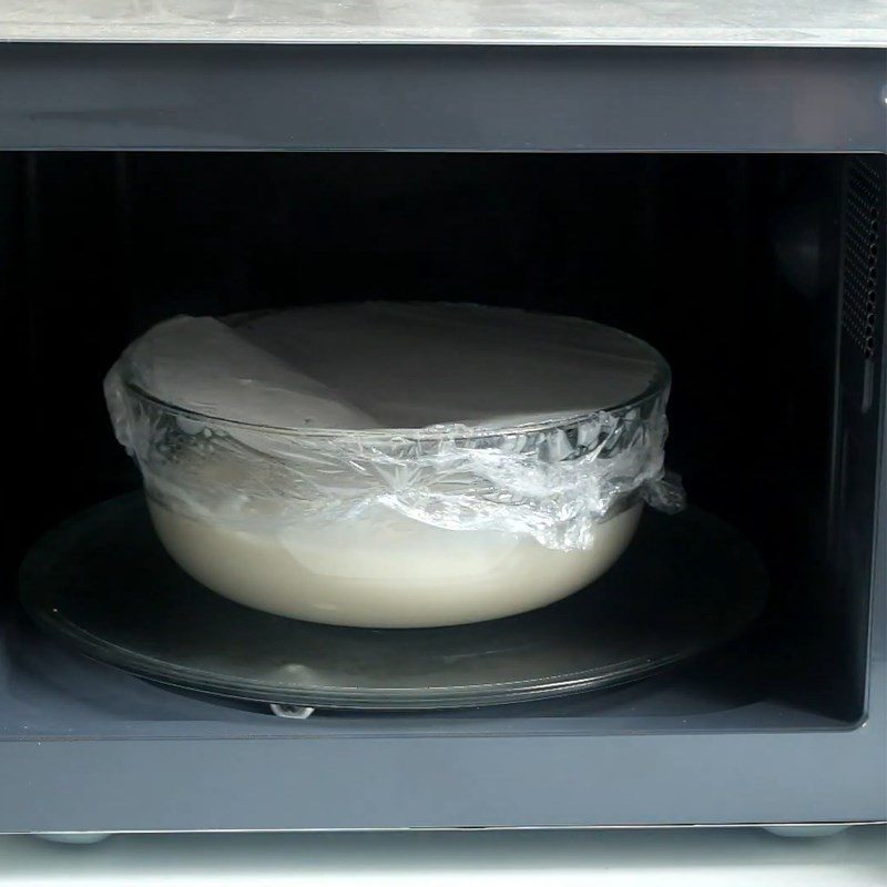 Step 2 Steaming and kneading rice flour for Injeolmi rice cake