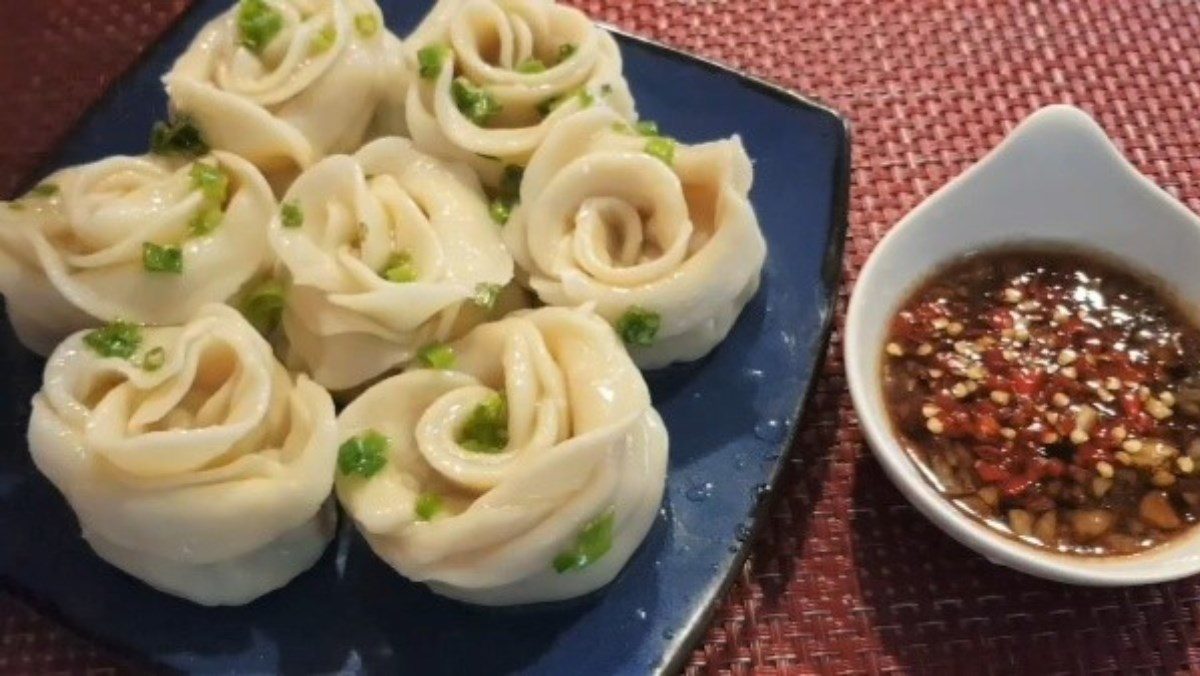 Rose-shaped dumplings with shrimp filling