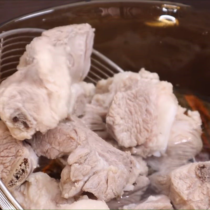 Step 2 Simmer the ribs for Pork Rib Soup with Mushrooms and Vegetables