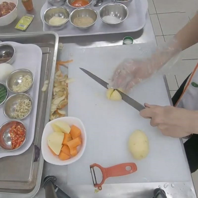 Step 3 Prepare the ingredients Buffalo meat stewed with potatoes