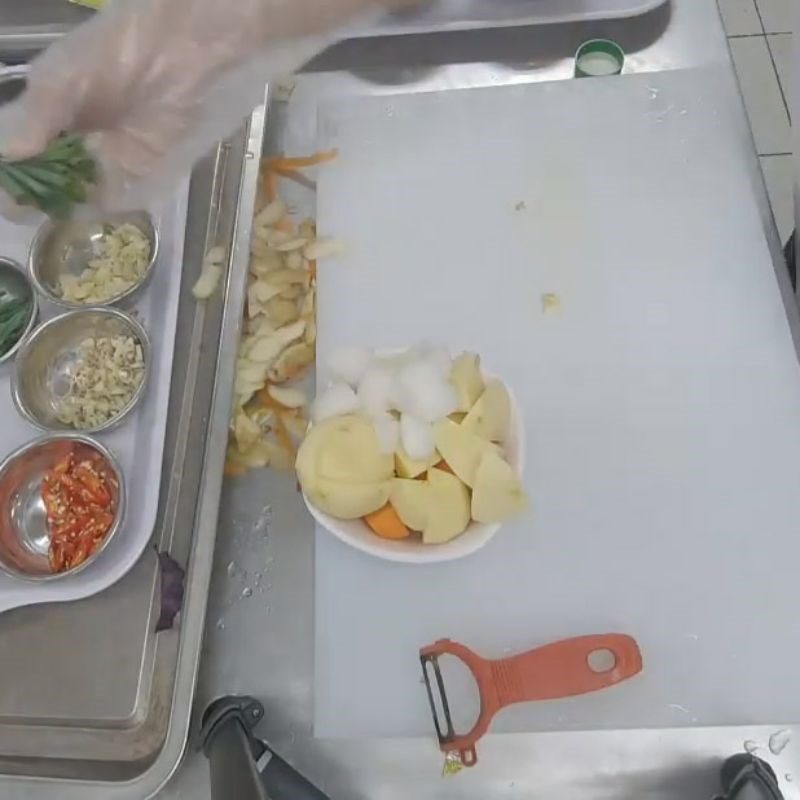 Step 3 Prepare the ingredients for buffalo meat stew with potatoes