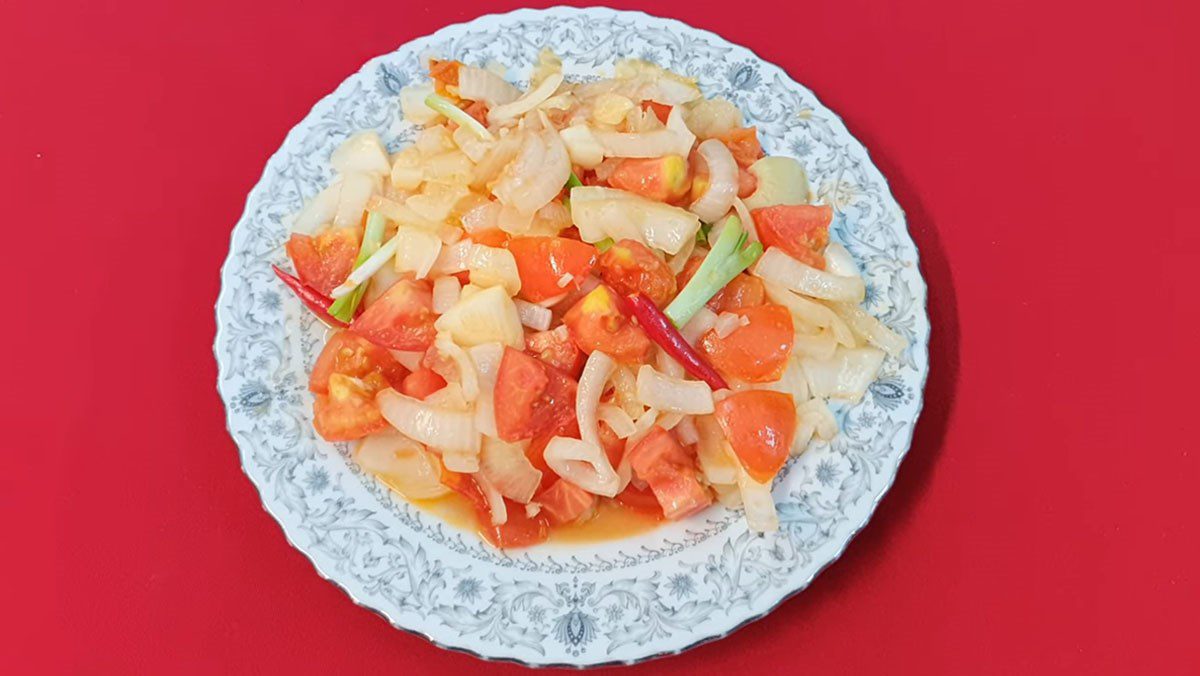 Stir-fried onion with tomato