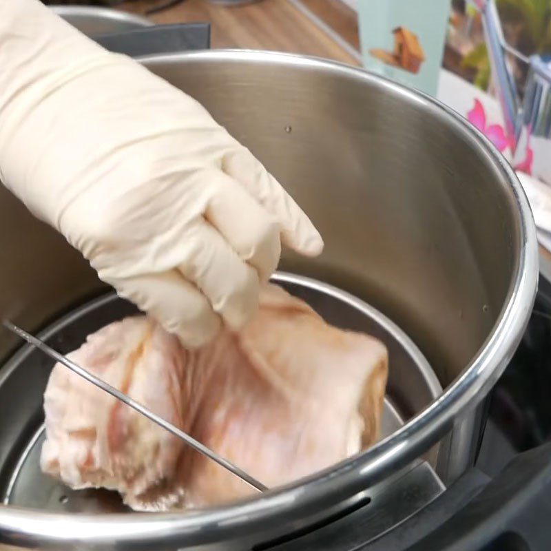 Step 2 Steaming the pork leg and chilling Fried salted pork leg