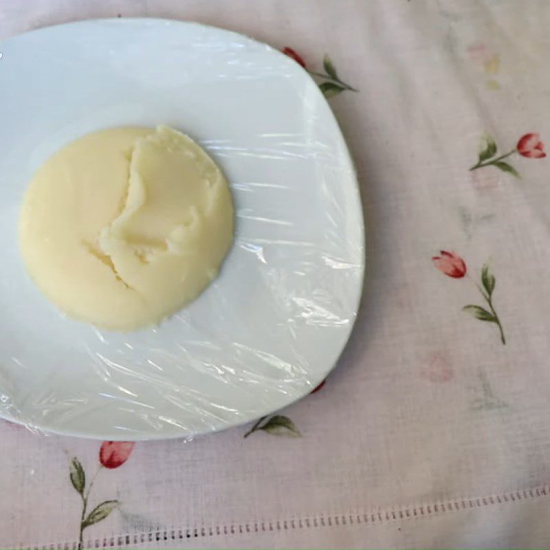 Step 4 Steaming and kneading the cake skin Soft cake made from glutinous rice flour with coconut milk egg cream filling