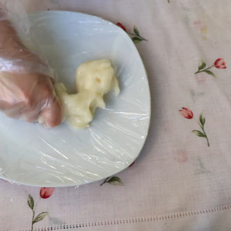 Step 4 Steaming and kneading the cake skin Soft cake made from glutinous rice flour with coconut milk egg cream filling