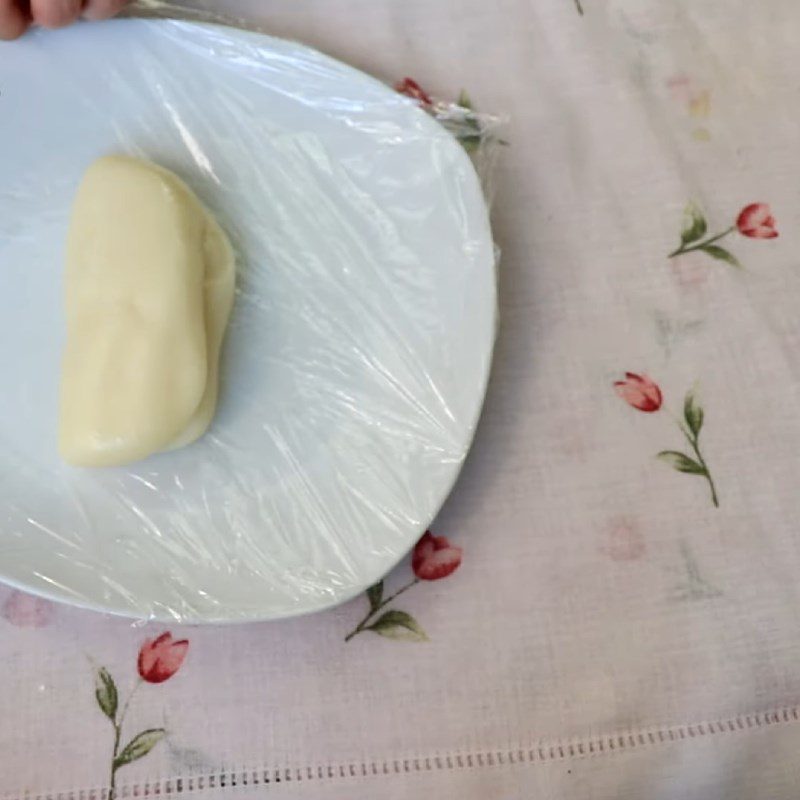 Step 4 Steaming and kneading the cake skin Soft cake made from glutinous rice flour with coconut milk egg cream filling