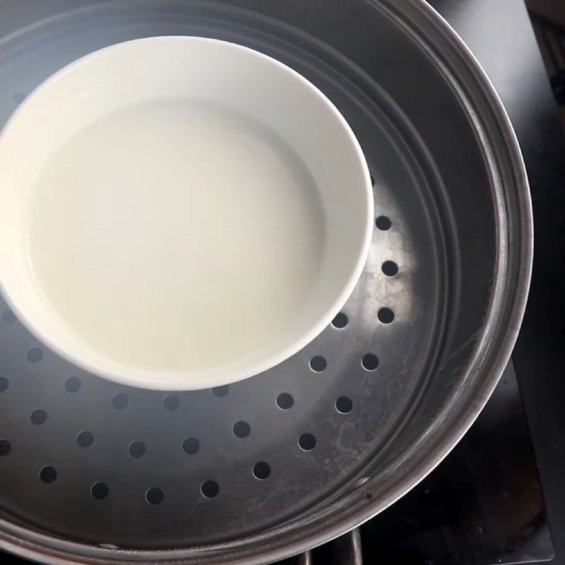 Step 4 Steaming and kneading the cake skin Soft cake made from glutinous rice flour with coconut milk egg cream filling