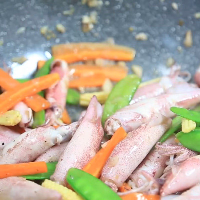 Step 3 Stir-fried squid Stir-fried squid with celery and garlic