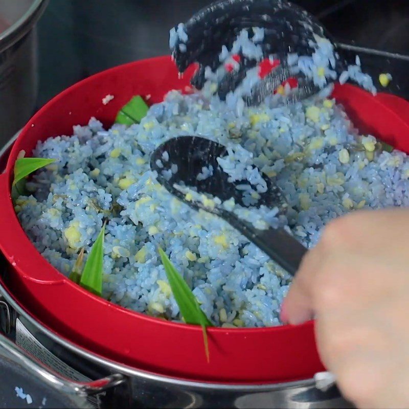 Step 4 Steaming butterfly pea flower sticky rice Butterfly pea flower sticky rice with mung beans in heart shape