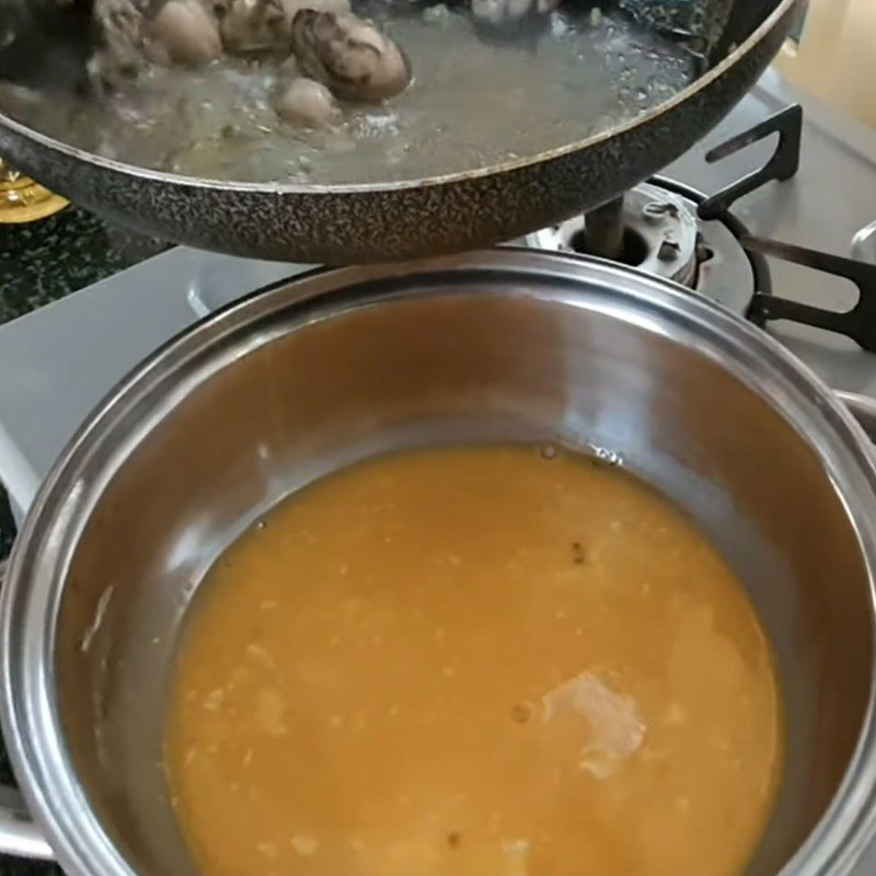 Step 4 Mixing eggs with oysters Fried oysters with cheese eggs