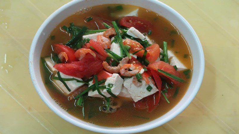 Chive soup with shrimp and tomatoes