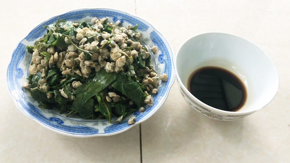 Clam stir-fried with water lily leaves