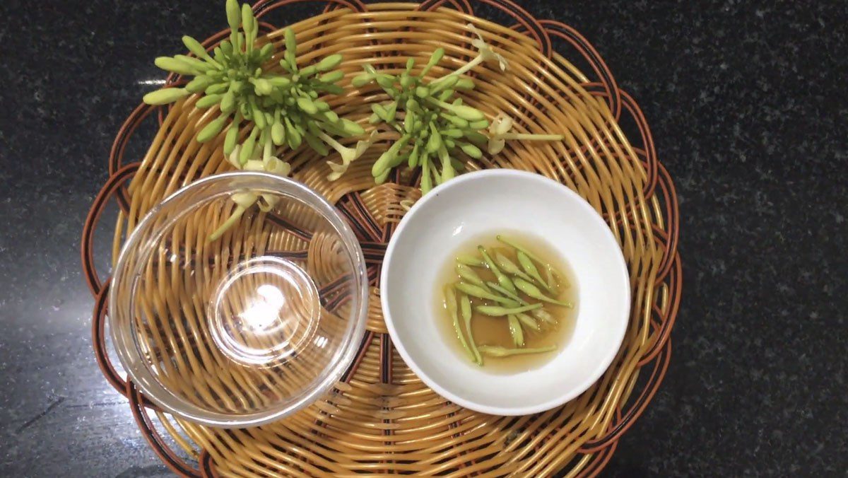 Steamed papaya flowers with honey