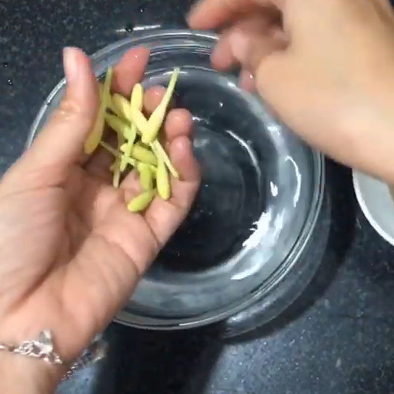 Step 1 Prepare male papaya flowers Steamed male papaya flowers with honey