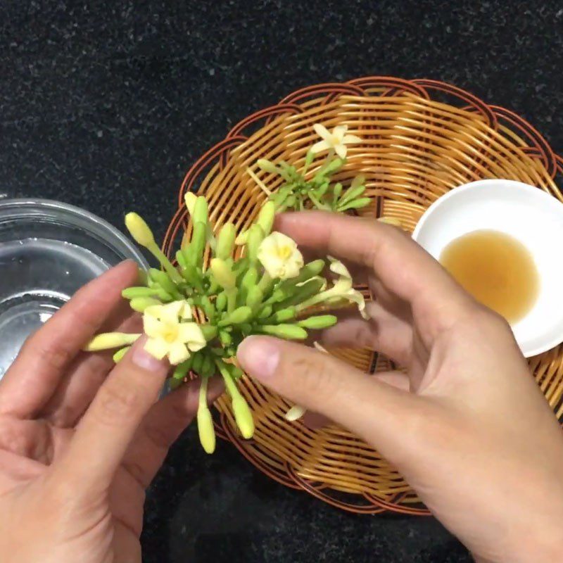 Step 1 Prepare male papaya flowers Steamed male papaya flowers with honey