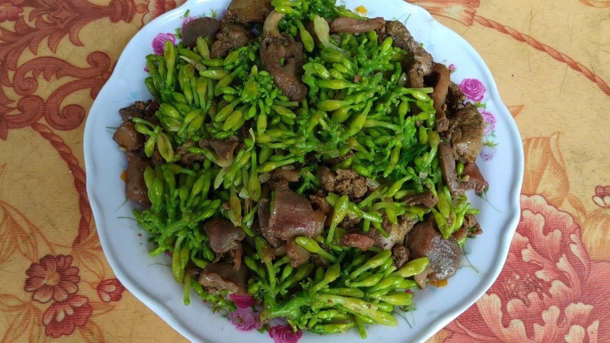 Stir-fried male papaya flowers with chicken intestines