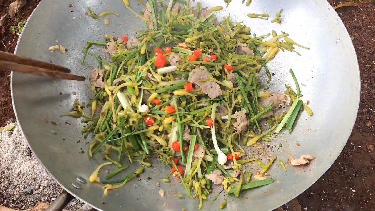 Male papaya flowers stir-fried with beef