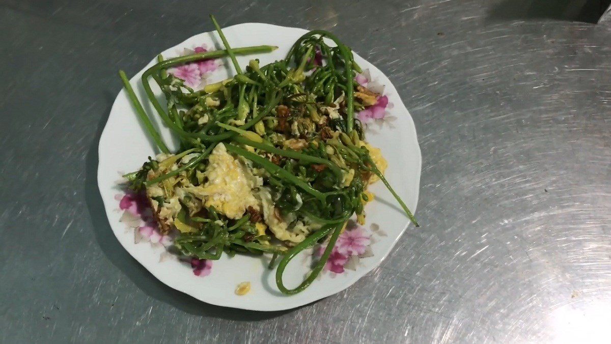 Stir-fried male papaya flowers with chicken eggs