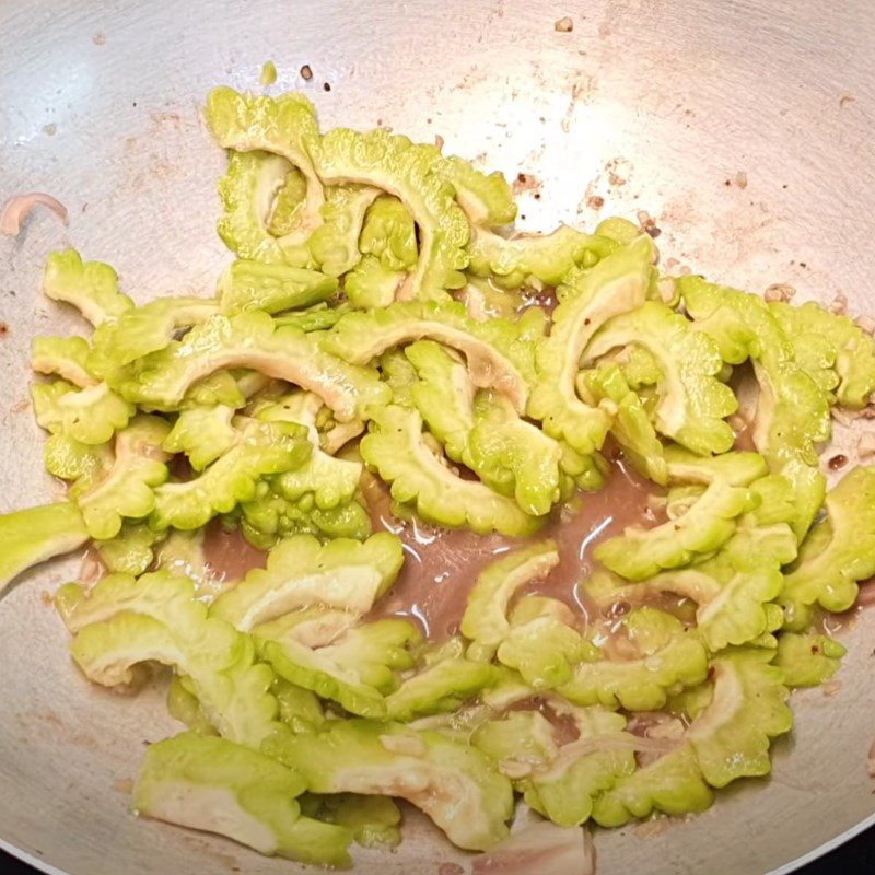 Step 4 Completion Stir-fried buffalo meat with bitter melon