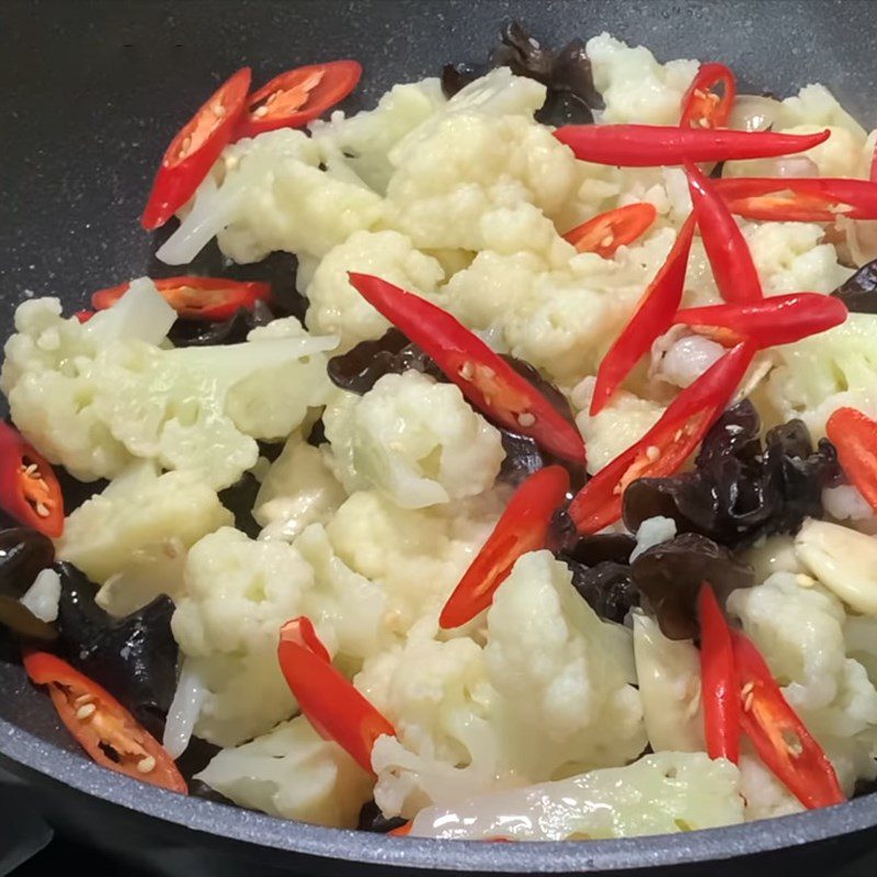 Step 4 Completion White cauliflower stir-fried with mushrooms