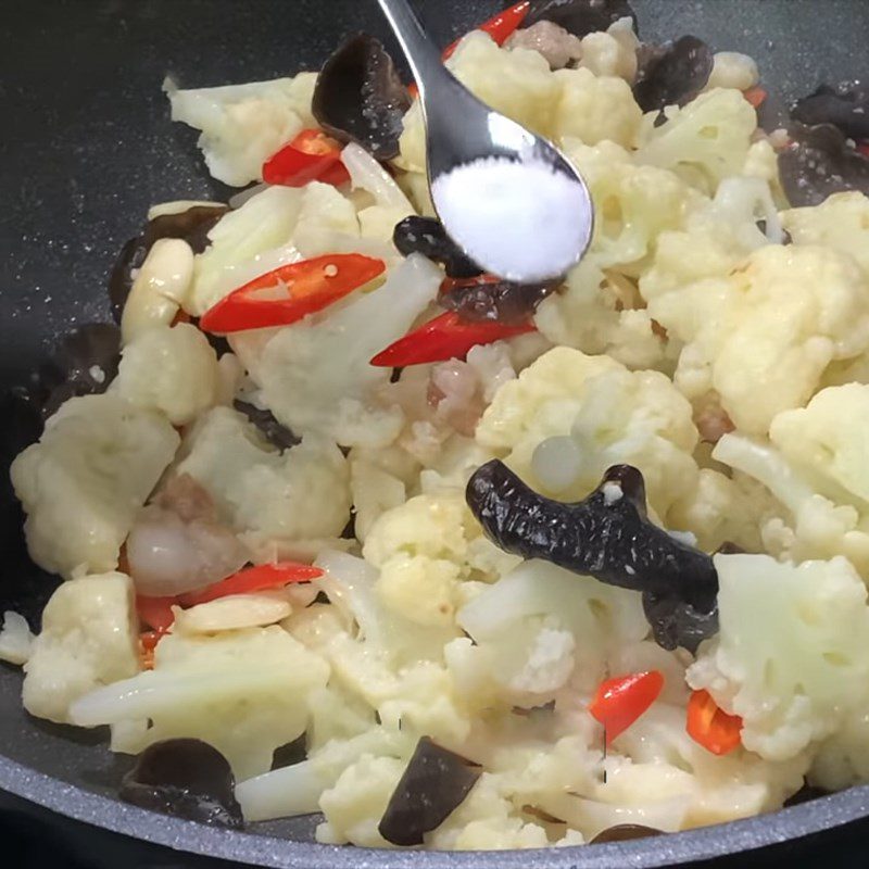 Step 4 Completion White cauliflower stir-fried with mushrooms