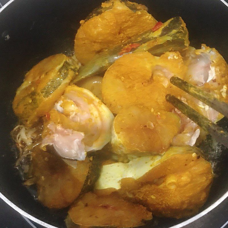 Step 3 Fish Stewing Catfish stew with ginger, turmeric, and lemongrass