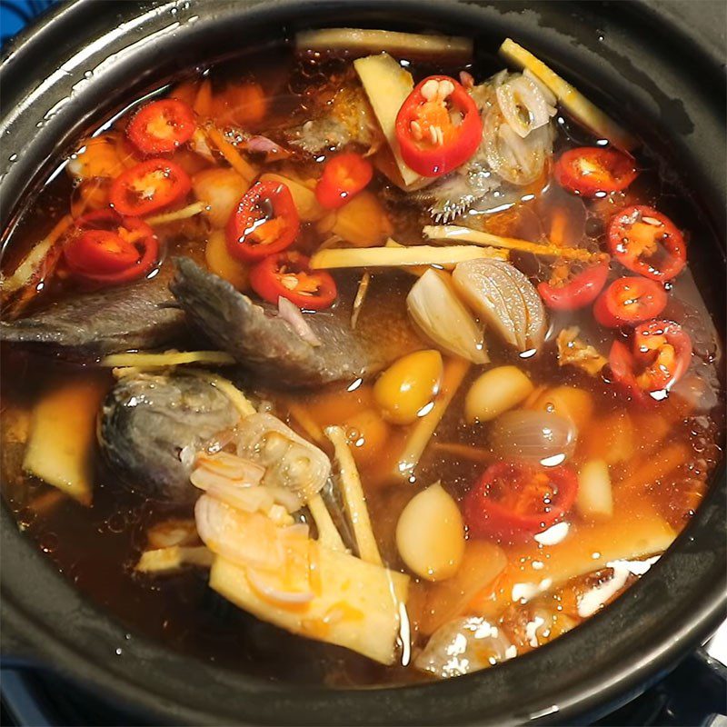 Step 3 Stew the fish Snakehead fish stewed with fermented soybeans