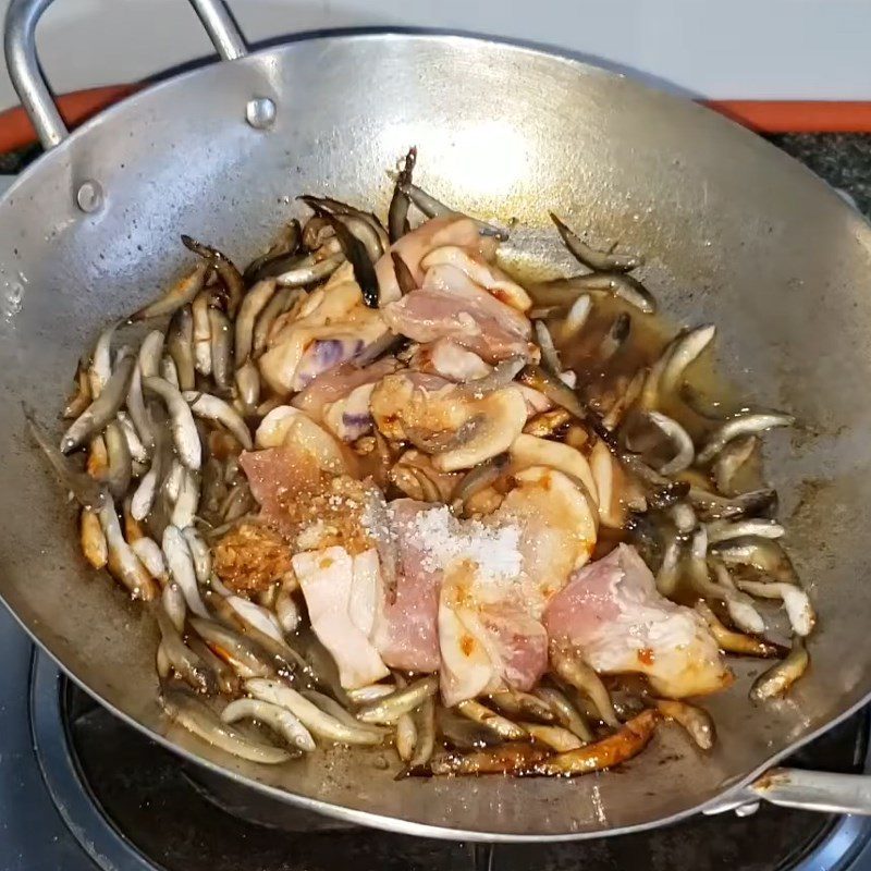 Step 3 Braised fish Braised fish with pork belly