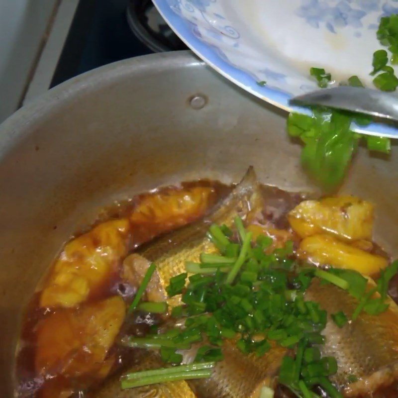 Step 4 Braised Mackerel with Pineapple