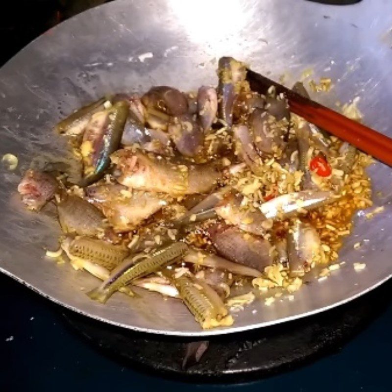 Step 3 Braised snakehead fish with lemongrass and chili