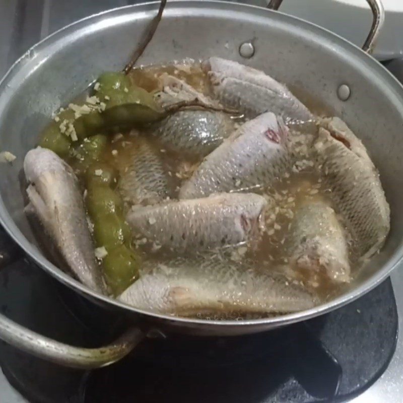 Step 3 Cooking the fish for catfish with tamarind