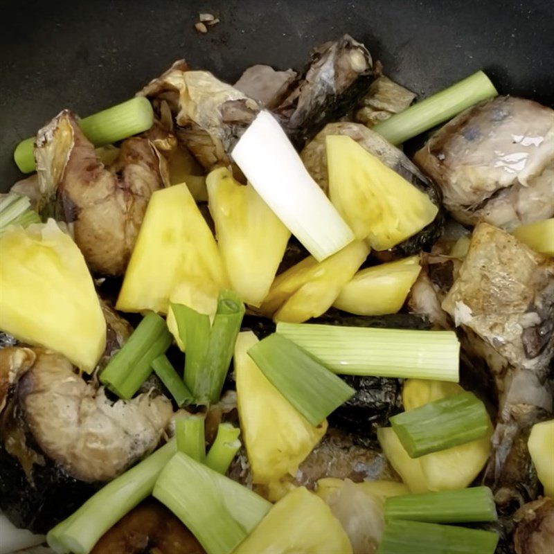 Step 4 Arrange ingredients for braised mackerel