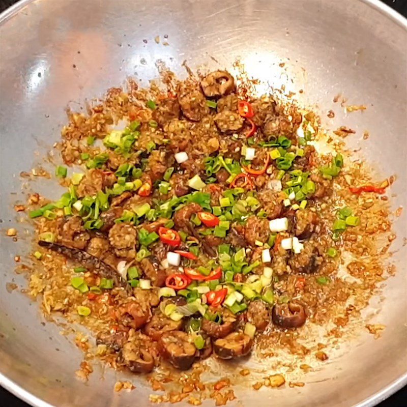 Step 4 Braised eel with lemongrass and chili