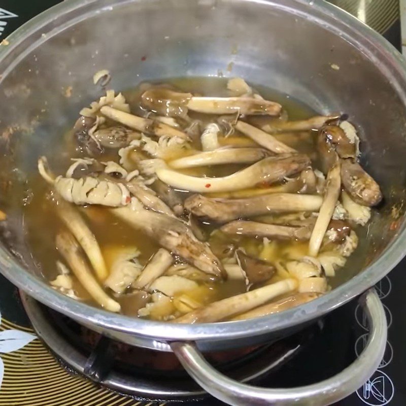 Step 2 Braised mushrooms with shrimp salt