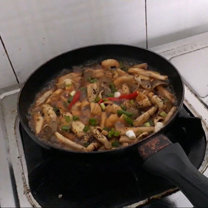 Step 2 Stir-fried mushrooms