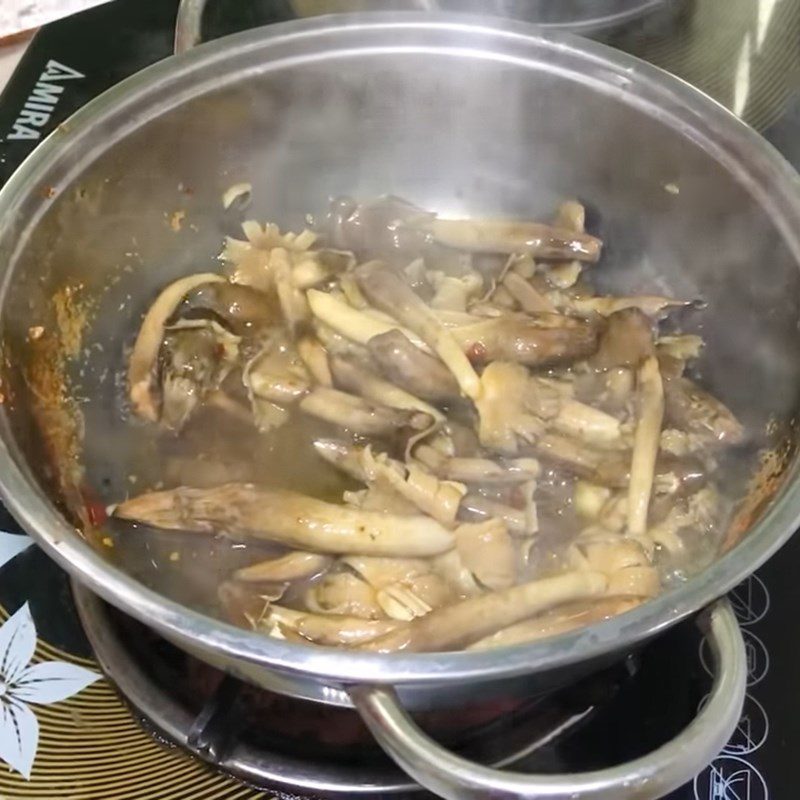 Step 2 Braised mushrooms with shrimp salt