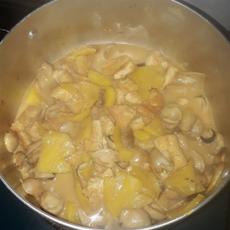 Step 3 Stewed straw mushrooms with fermented tofu Stewed straw mushrooms with tofu and fermented tofu