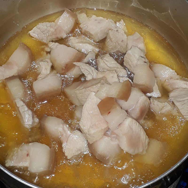 Step 3 Braised pork belly with radish Braised pork belly with white radish uses caramel sauce